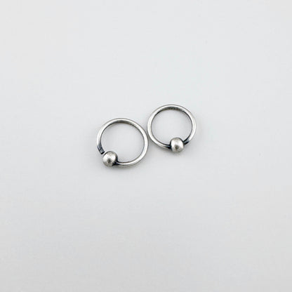 Kolczyki piercer LULU Copenhagen z kulką ze srebra w minimalistycznym stylu