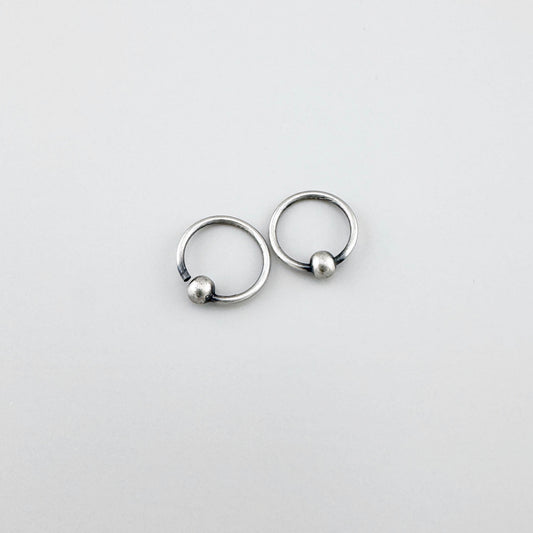 Kolczyki piercer LULU Copenhagen z kulką ze srebra w minimalistycznym stylu