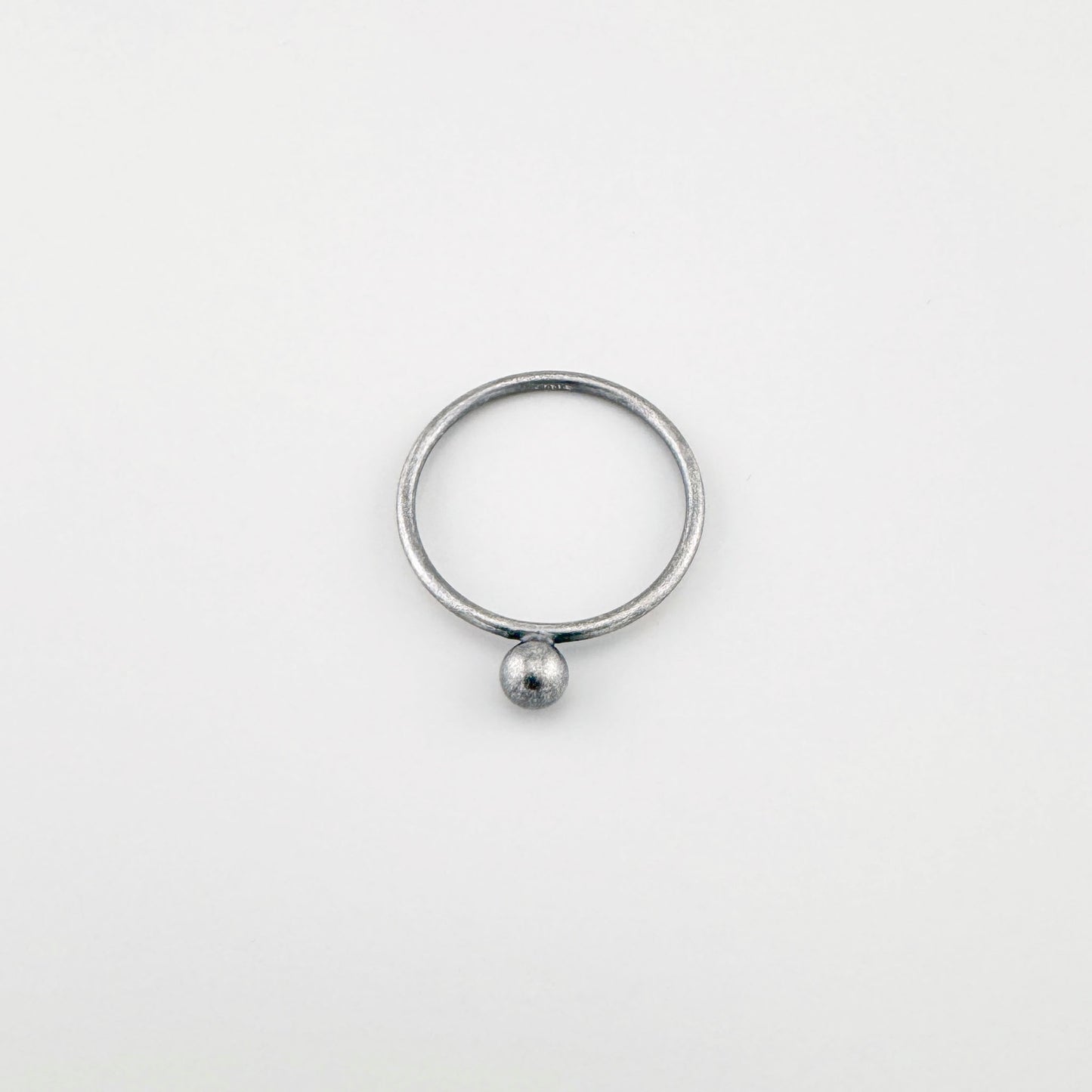 Pierścionek srebrny oksydowany z kulką 925 LULU Copenhagen, gładka linia i spokojny minimalizm
