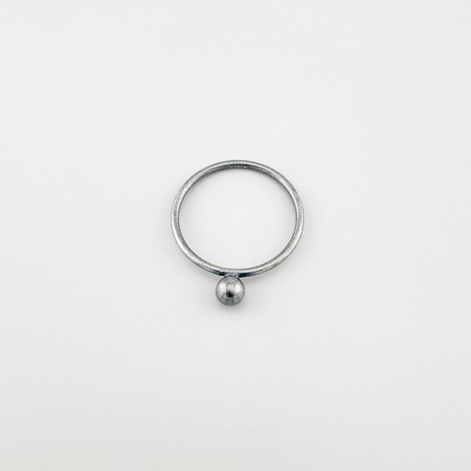 Pierścionek srebrny oksydowany z kulką 925 LULU Copenhagen, gładka linia i spokojny minimalizm
