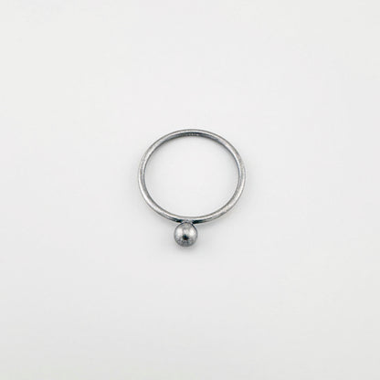Pierścionek srebrny oksydowany z kulką 925 LULU Copenhagen, gładka linia i spokojny minimalizm