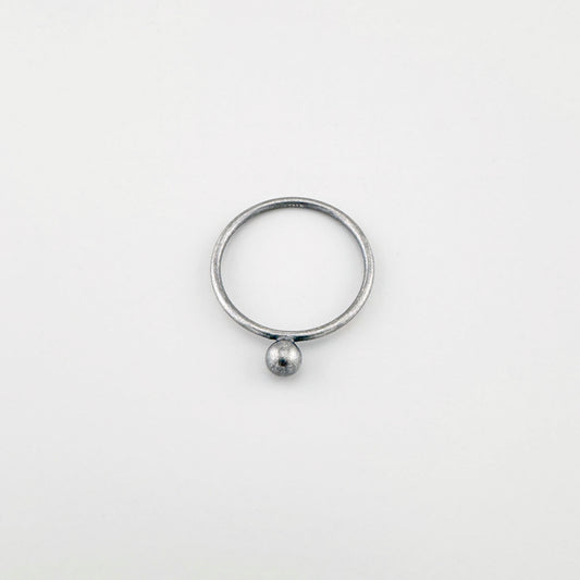 Pierścionek srebrny oksydowany z kulką 925 LULU Copenhagen, gładka linia i spokojny minimalizm