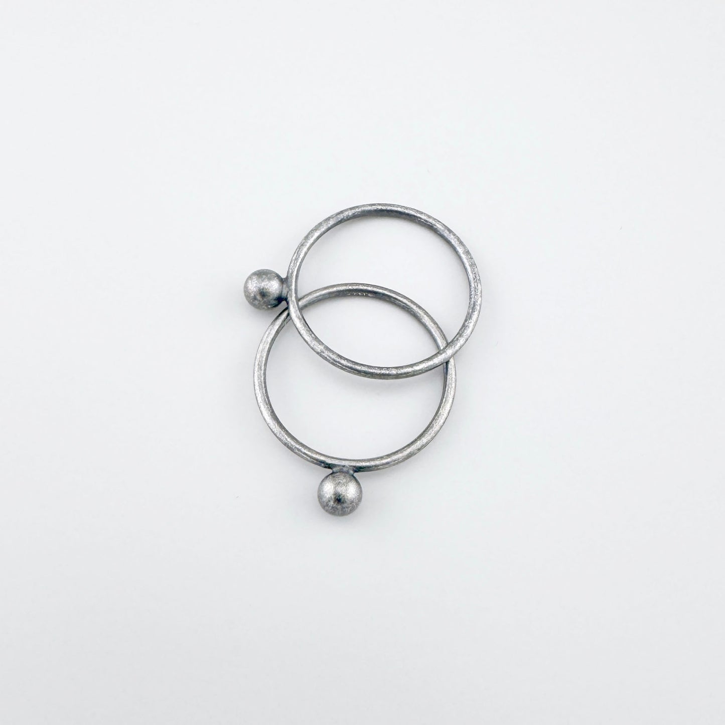 Oxidierter Silberring 925 mit Kugel, klare Rundung und dezenter Glanz im ruhigen Flatlay