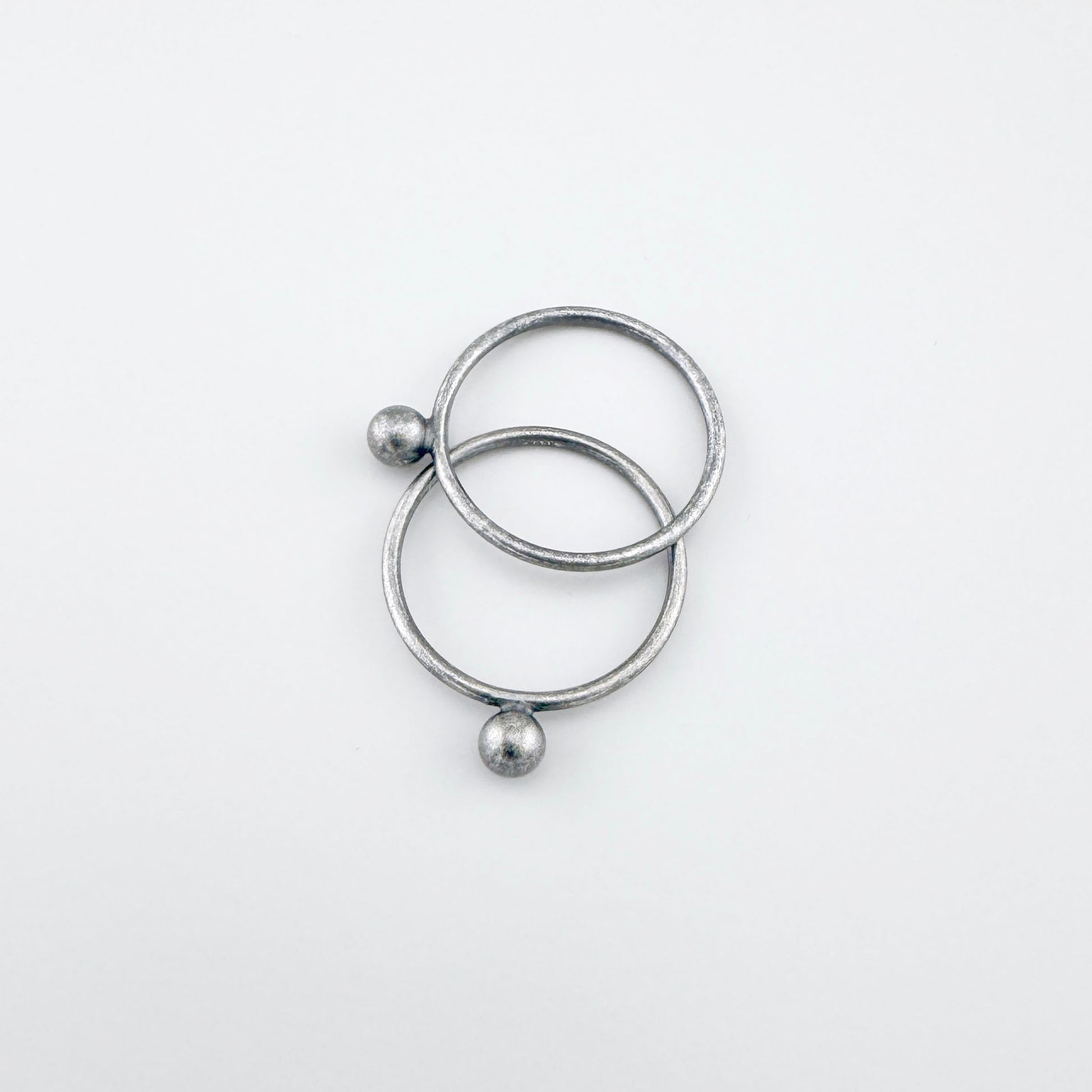 Oxidierter Silberring 925 mit Kugel, klare Rundung und dezenter Glanz im ruhigen Flatlay