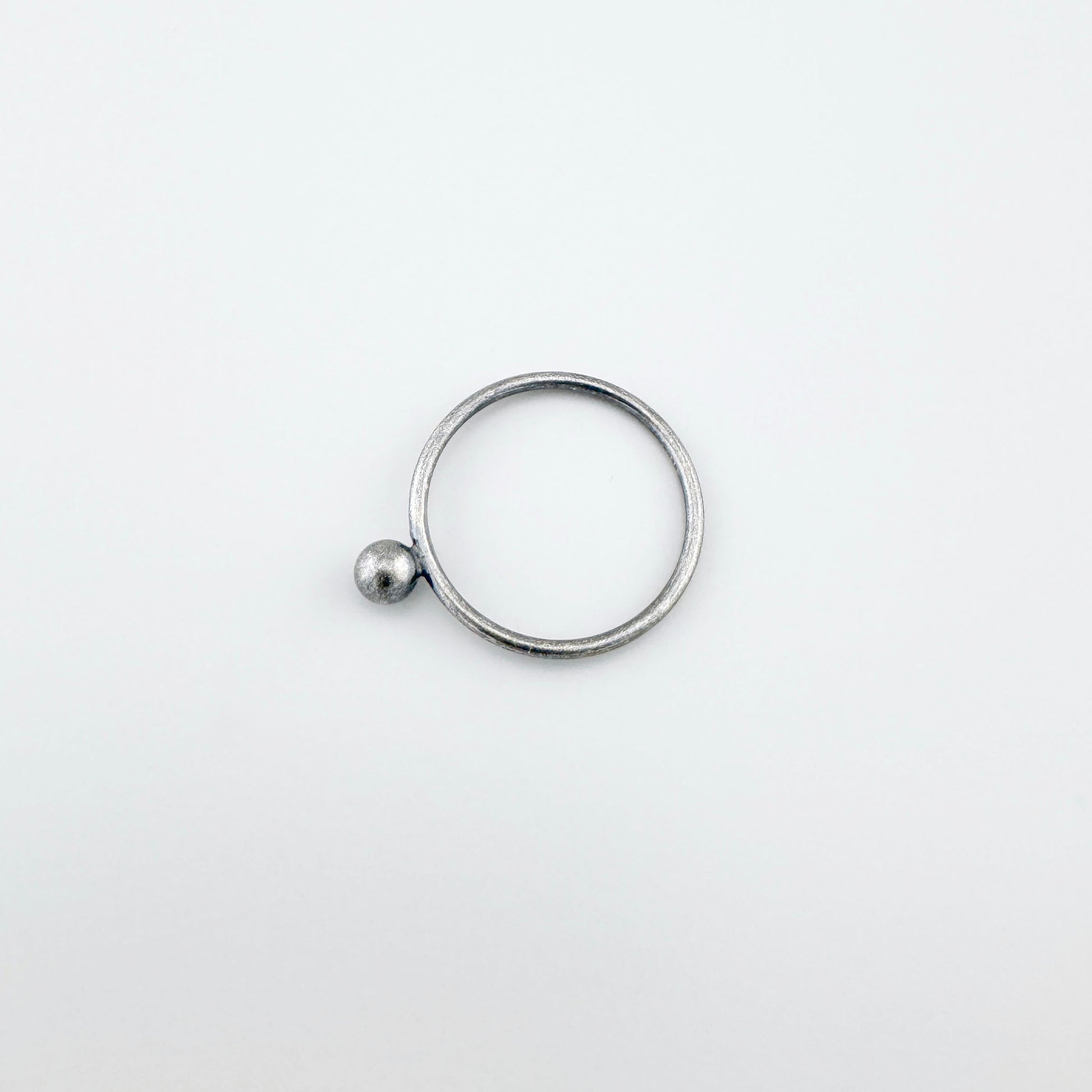 Срібна каблучка з кулькою 925, оксидована, чистий силует і м’який блиск у мінімалістичній композиції