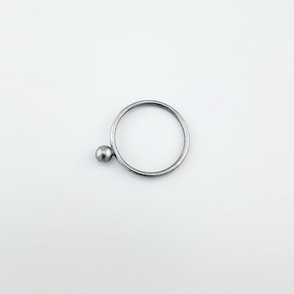 Срібна каблучка з кулькою 925, оксидована, чистий силует і м’який блиск у мінімалістичній композиції