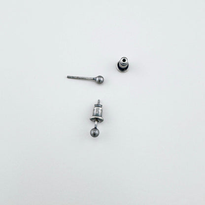 925er Silber Kugelstecker mit matter Patina, ruhiger Flatlay im minimalistischen Stil