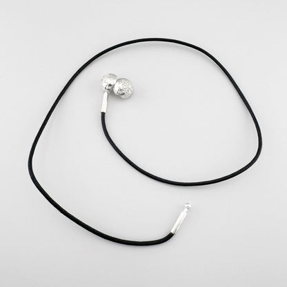 Choker noir Thomas Sabo avec boule en argent et fermoir visible sur fond clair