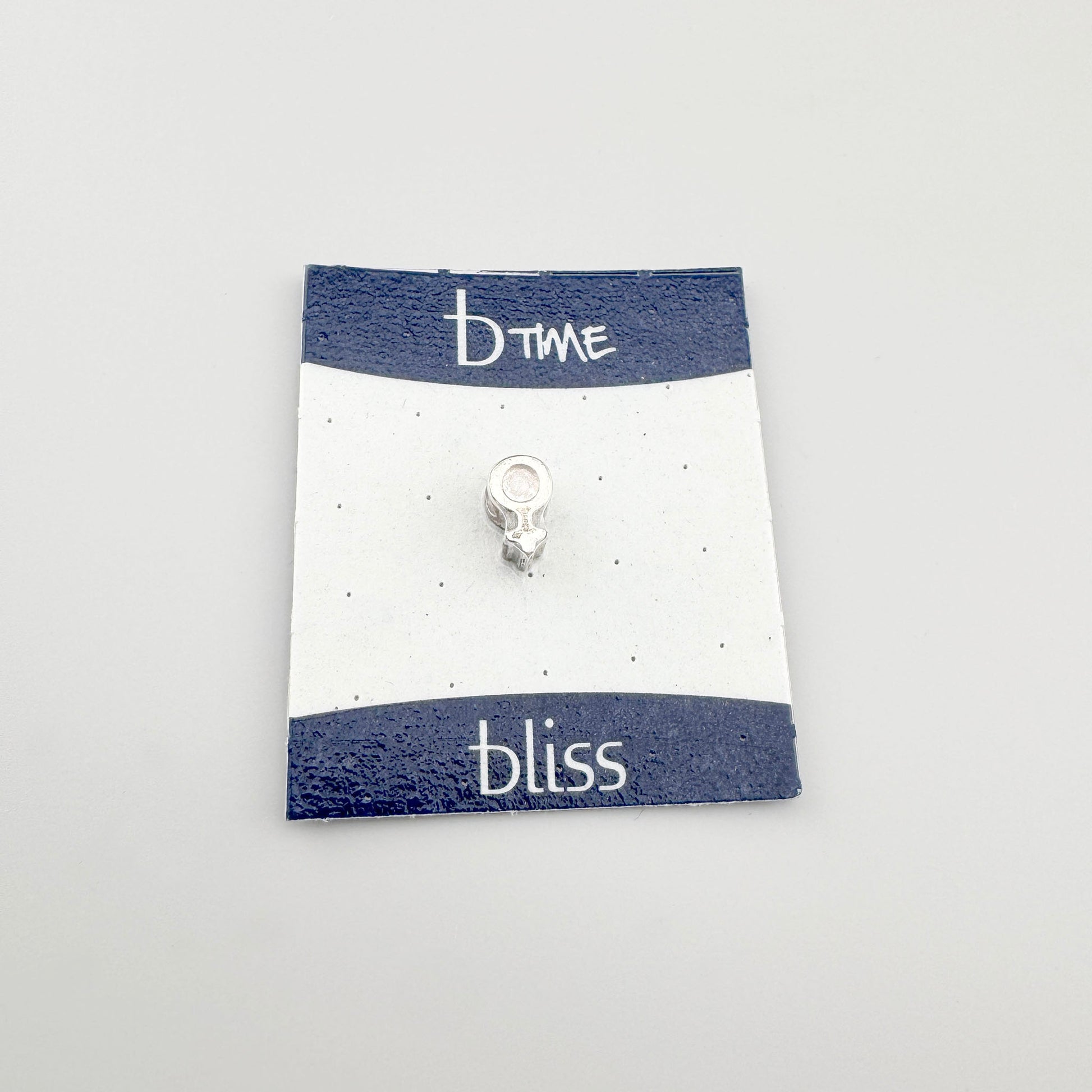 Srebrny charm Bliss Gioielli o minimalistycznej formie z centralnym otworem