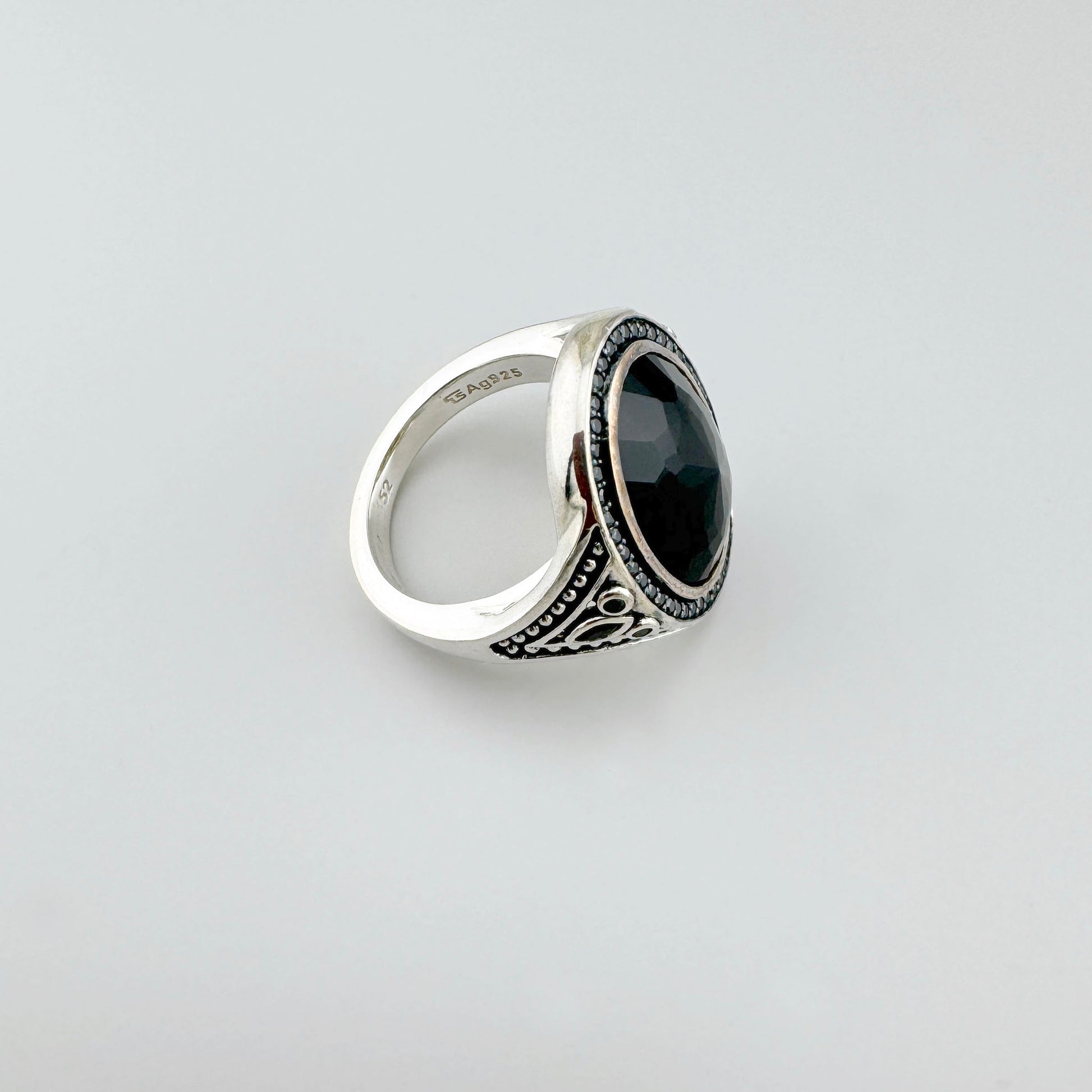 Silver Thomas Sabo ring with a faceted black oval stone and openwork side ornaments