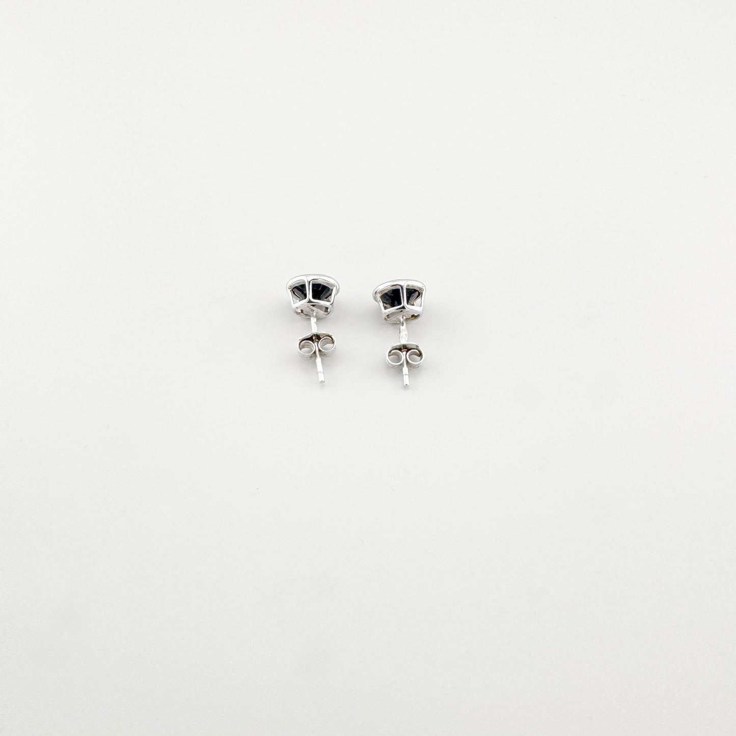 Pendientes de plata Universe con piedra negra y cierre de mariposa