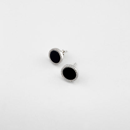 Silberne Ohrstecker Universe mit schwarzem ovalem Stein und delikater Fassung