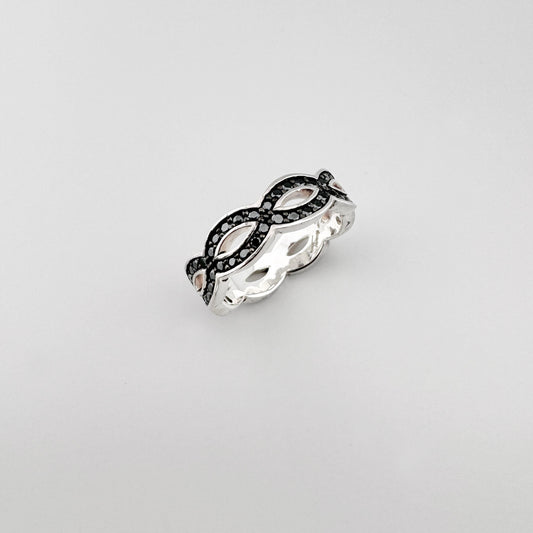 Pierścionek z czarnymi cyrkoniami Thomas Sabo o ażurowej, falującej obrączce