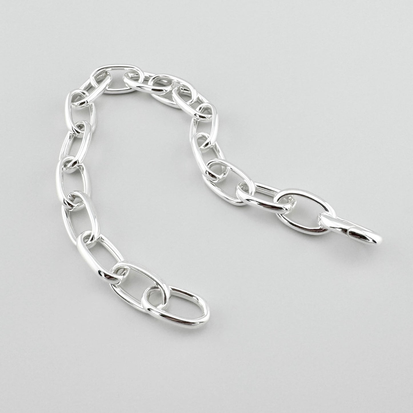 Pulsera de eslabones de plata Thomas Sabo abierta para mostrar su forma y el cierre integrado