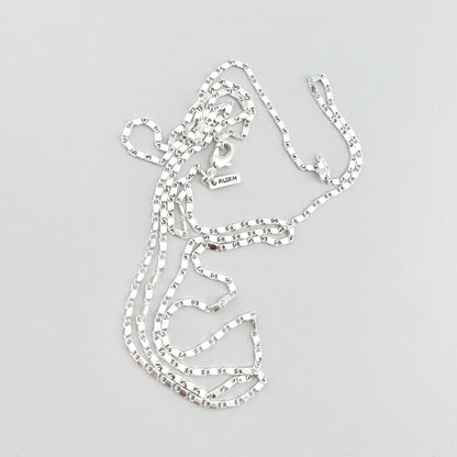 Silberne Kette mit minimalistischem geometrischem Muster und Verstellfunktion