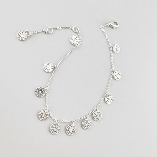 Bransoletka z ażurowymi zawieszkami, lekka i błyszcząca, subtelny metaliczny akcent przy nadgarstku