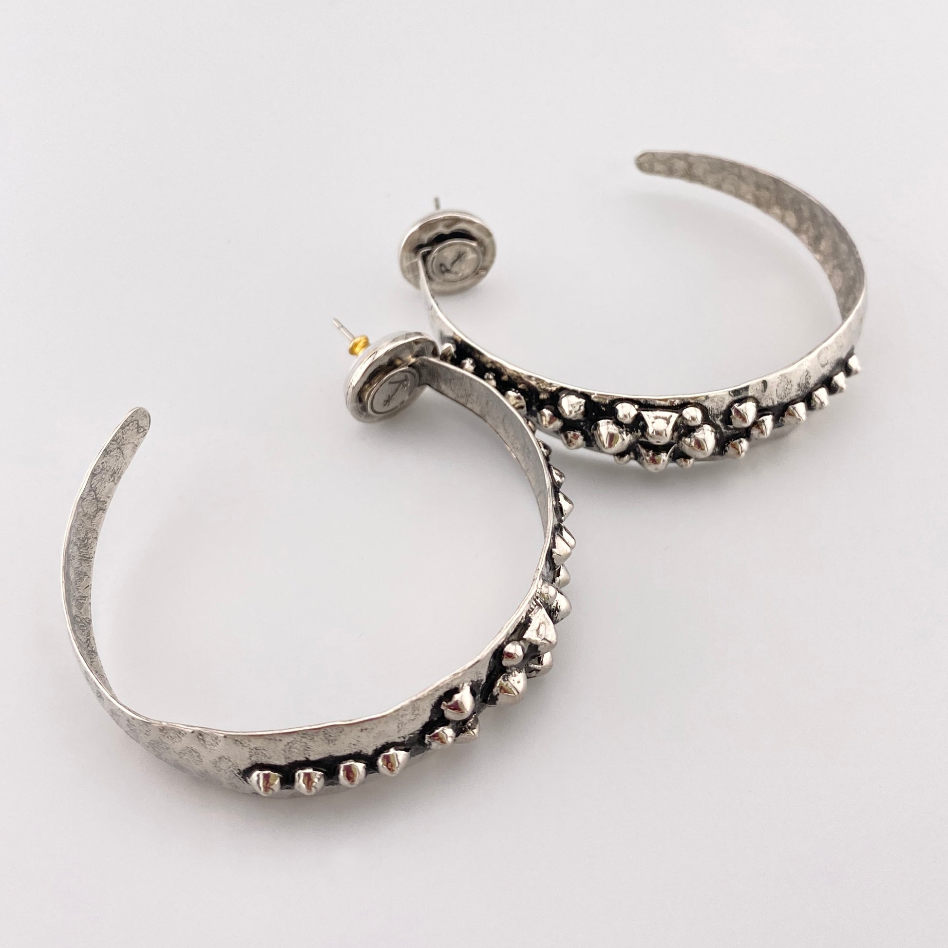 Boucles d’oreilles ethniques en argent martelé au design raffiné