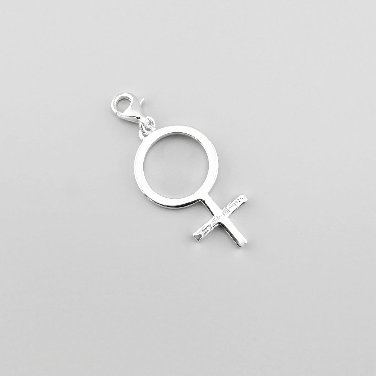 Срібний шарм із символом жінки Thomas Sabo, показаний зі зворотного боку
