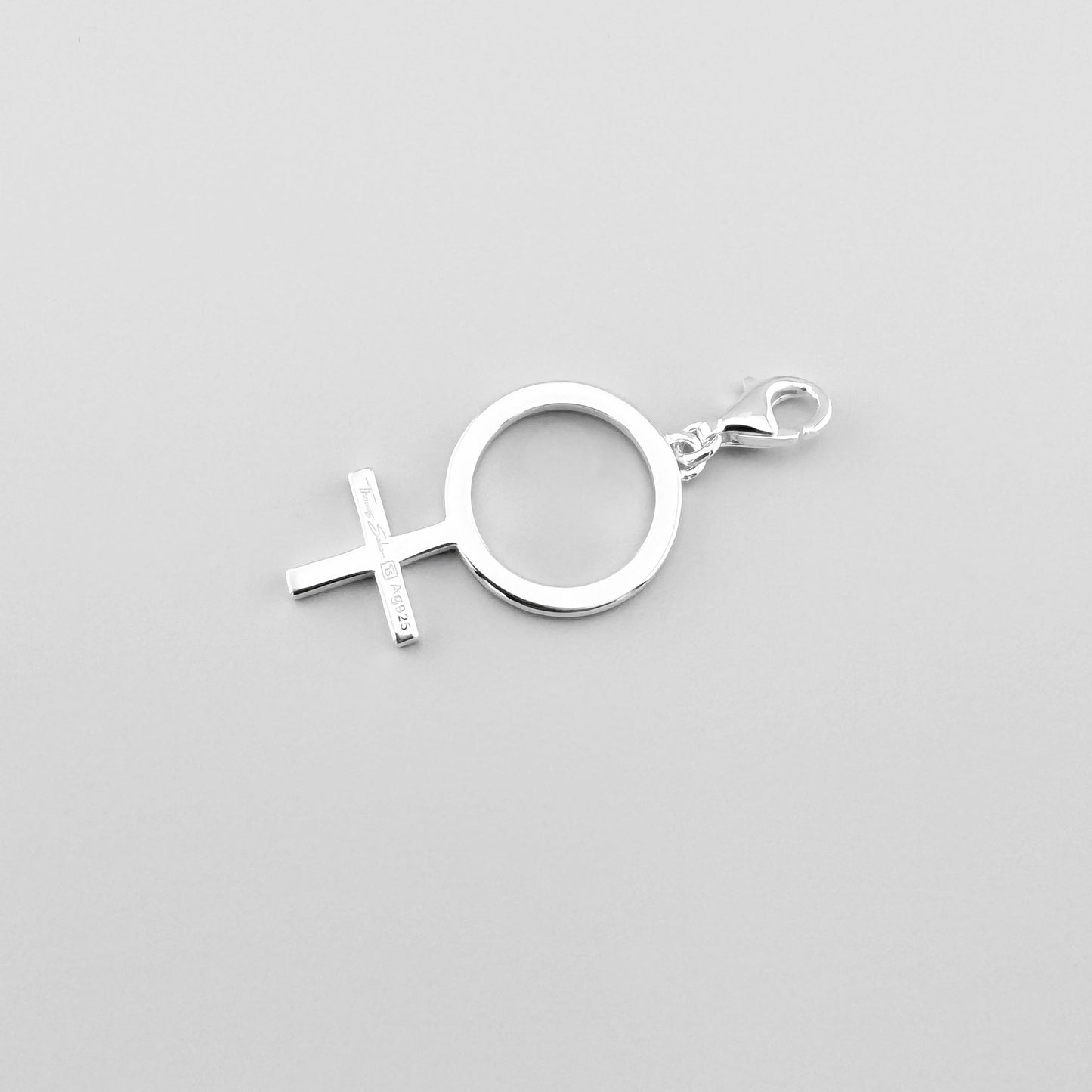 Charm Thomas Sabo en argent au symbole féminin présenté à l’horizontale
