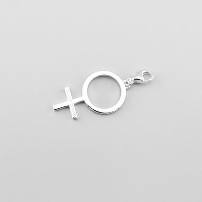 Charm Thomas Sabo en argent au symbole féminin présenté à l’horizontale