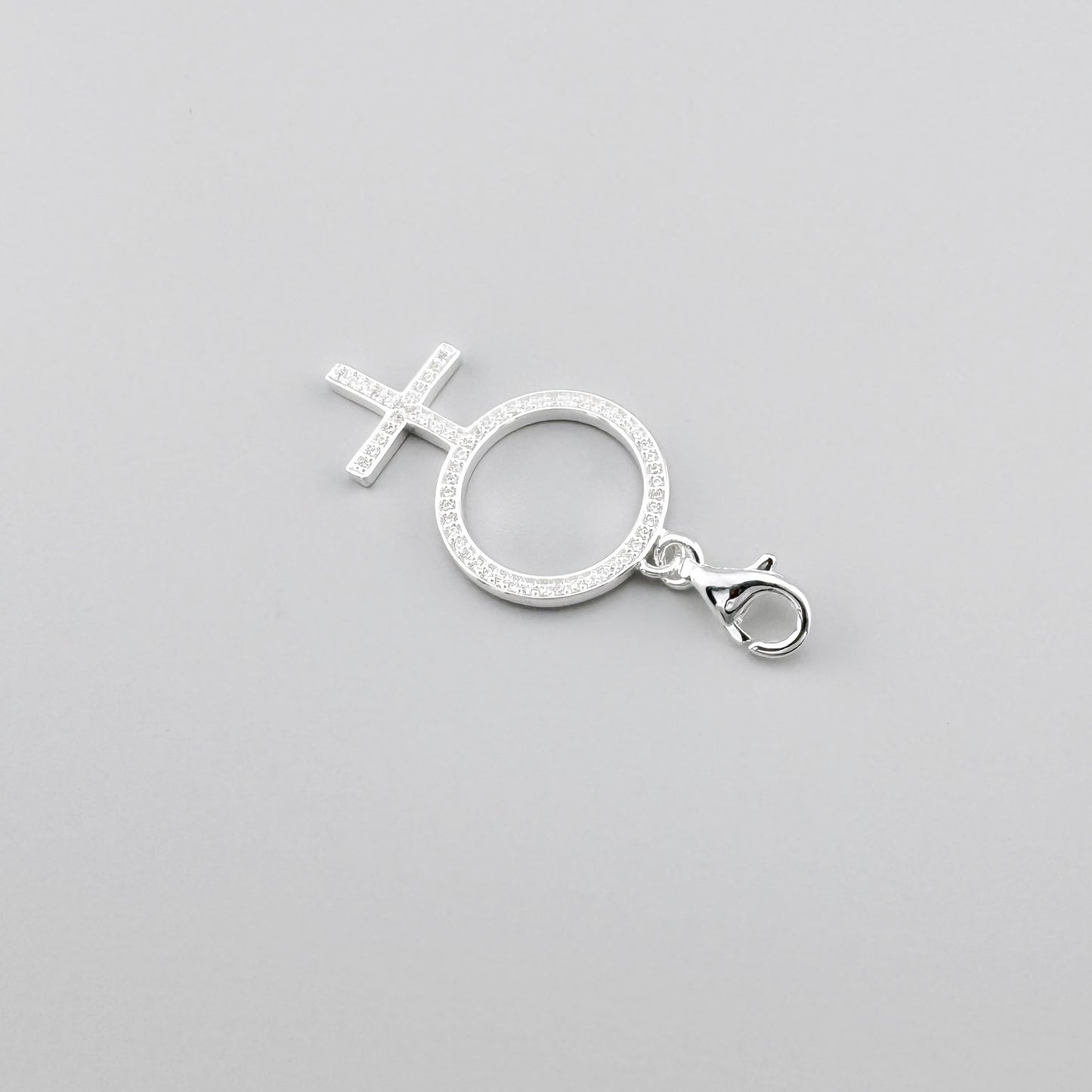 Charm de plata con símbolo femenino Thomas Sabo visto de lado con cierre de mosquetón