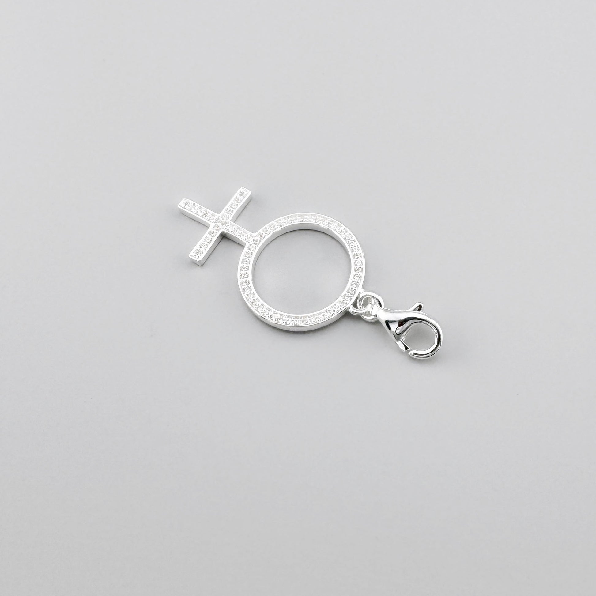 Charm de plata con símbolo femenino Thomas Sabo visto de lado con cierre de mosquetón