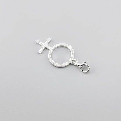Charm de plata con símbolo femenino Thomas Sabo visto de lado con cierre de mosquetón