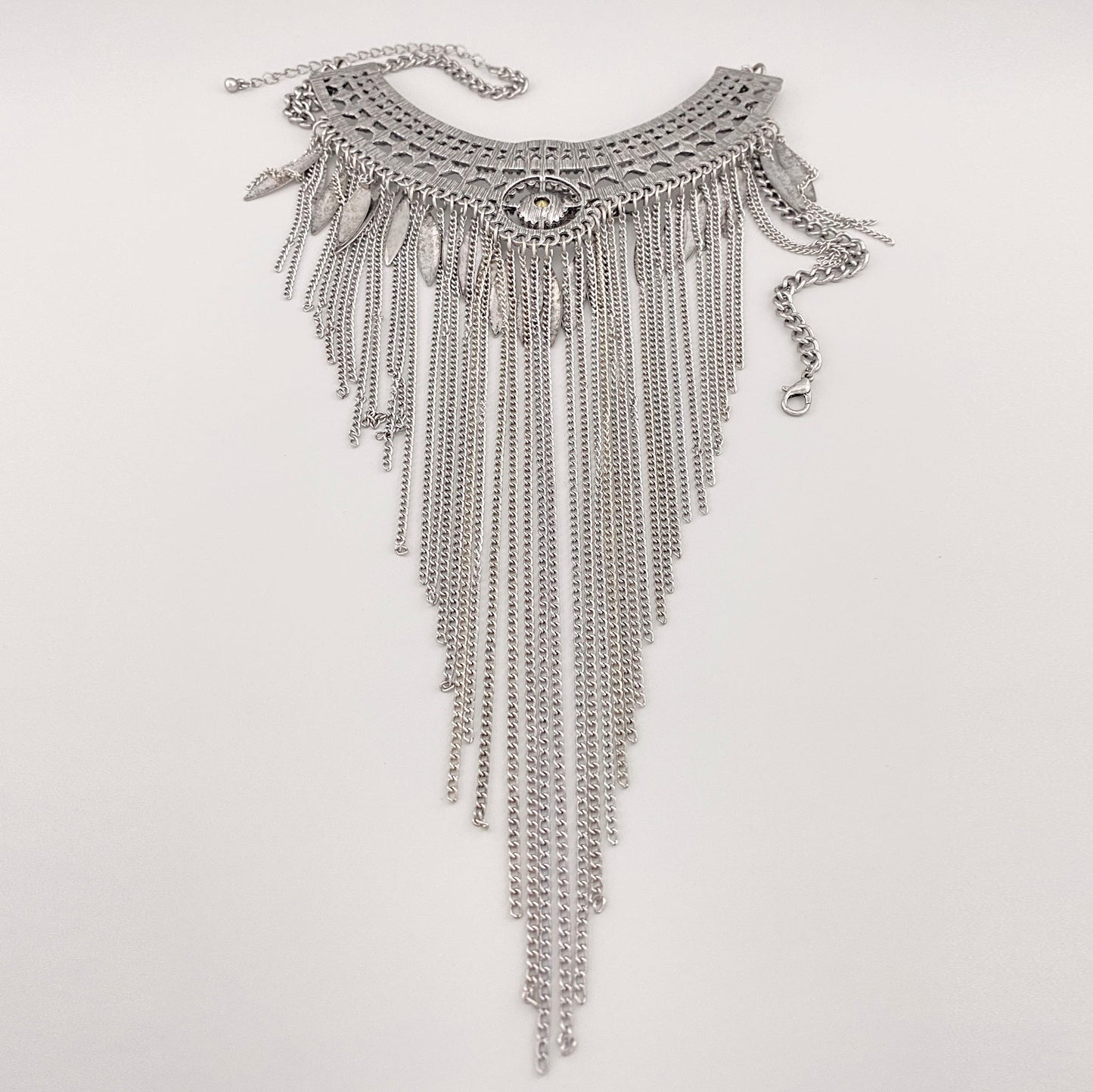 Collier Pimkie à franges argentées avec longue cascade et forme ajourée