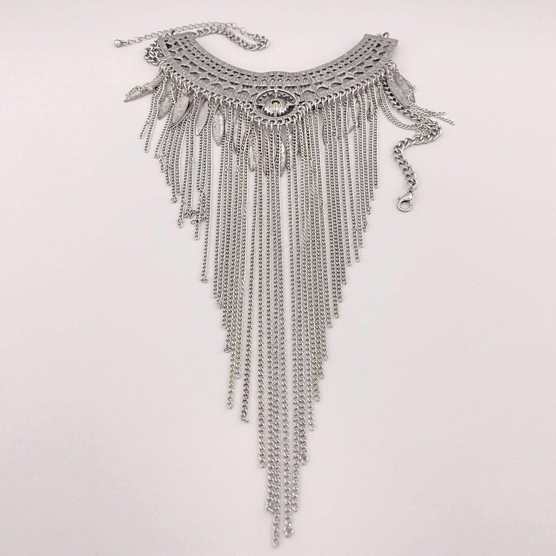 Collier Pimkie à franges argentées avec longue cascade et forme ajourée