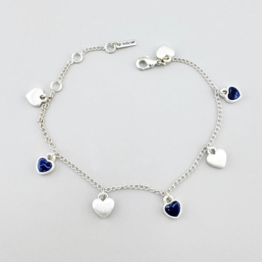 Bransoletka z serduszkami Pilgrim subtelnie układa się na nadgarstku i delikatnie odbija światło