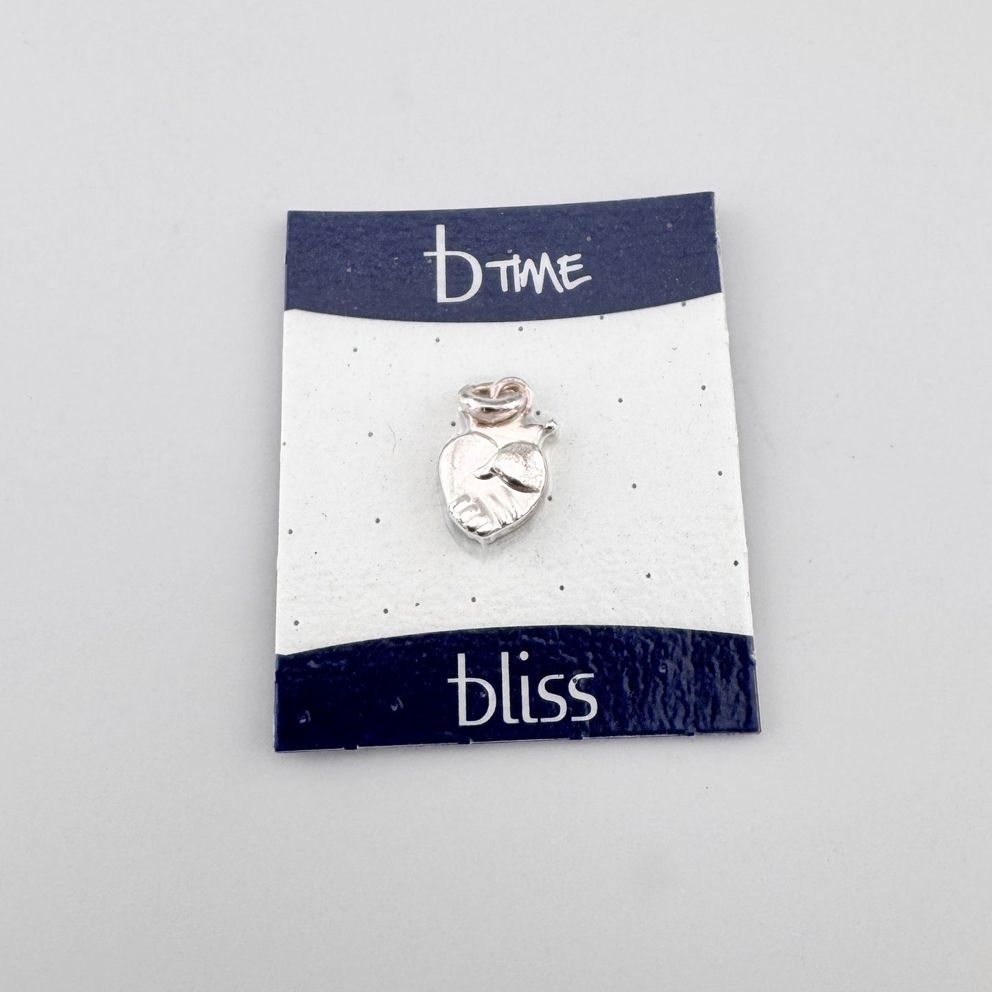 Srebrna zawieszka-serce Bliss Gioielli na firmowej karcie