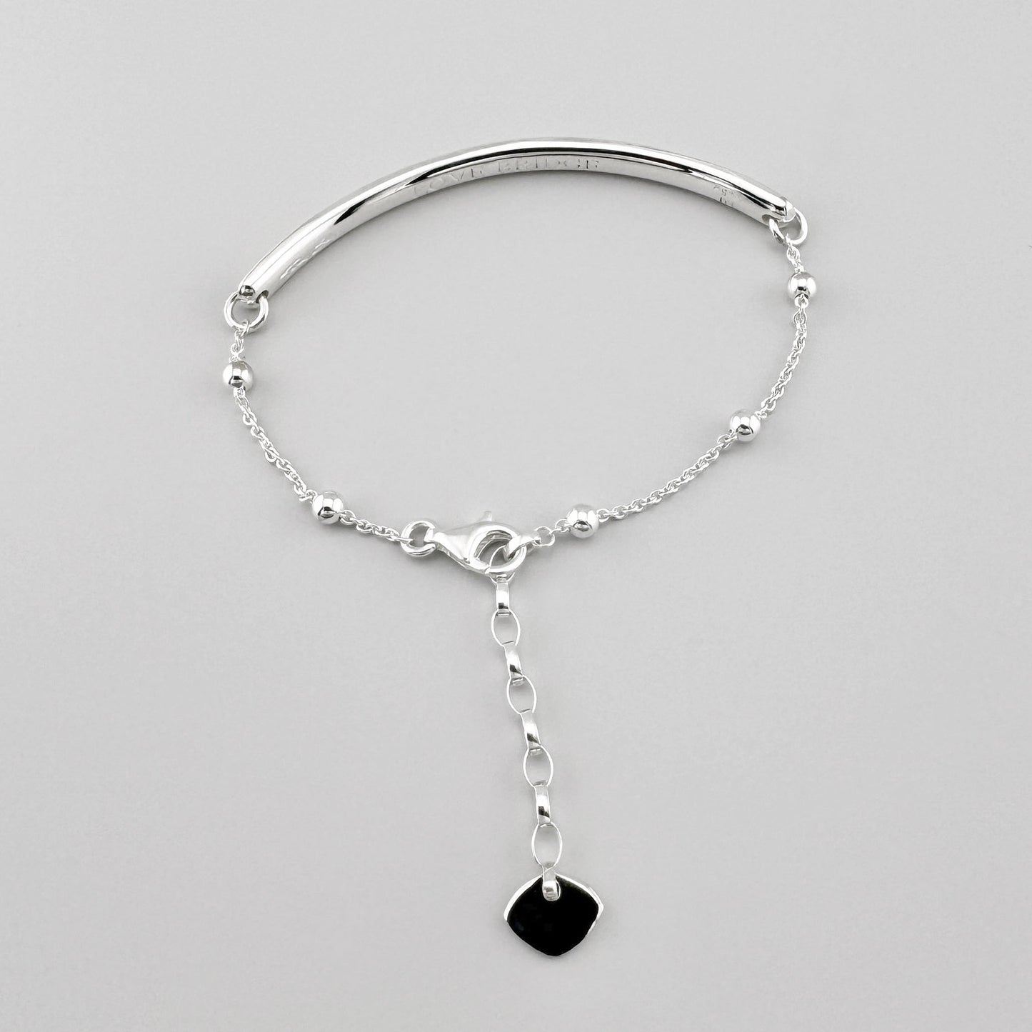 Bracelet Love Bridge en argent Thomas Sabo disposé en cercle avec chaîne réglable et pendentif cœur noir