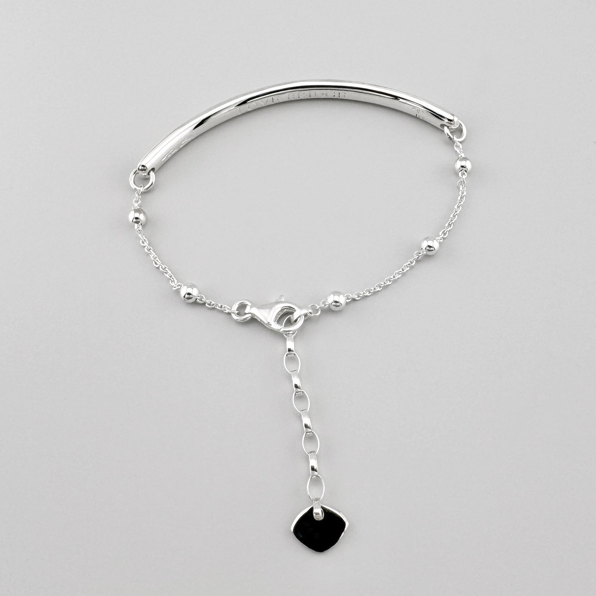 Bracelet Love Bridge en argent Thomas Sabo disposé en cercle avec chaîne réglable et pendentif cœur noir