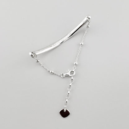 Silbernes Love Bridge Armband von Thomas Sabo mit gebogener Gravurplatte und schwarzem Herzanhänger