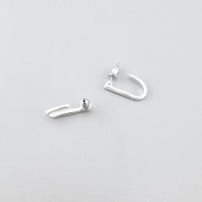 Pendientes tipo gancho con textura martillada y estilo geométrico