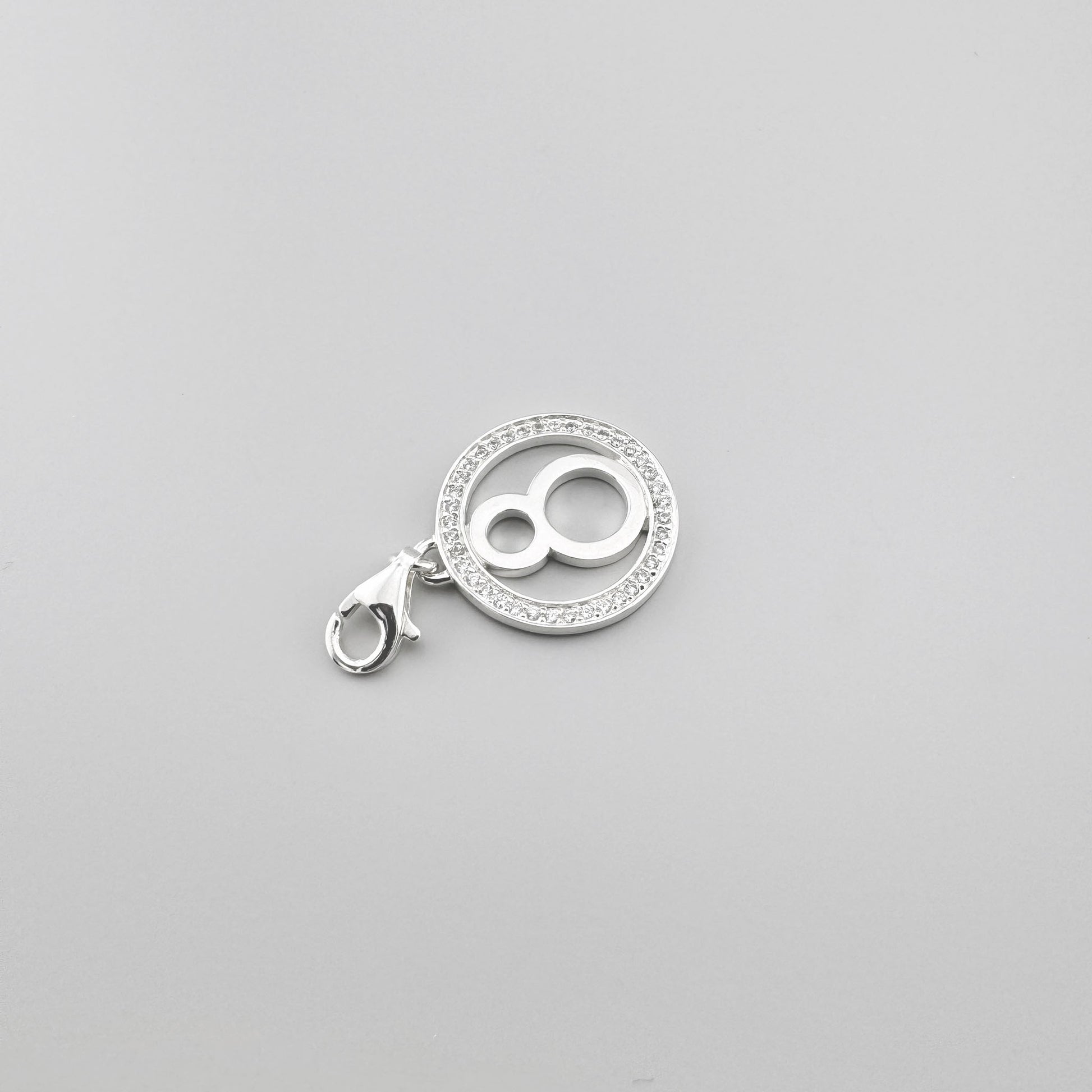 Charm chiffre huit Thomas Sabo en argent présenté de dos avec son fermoir mousqueton
