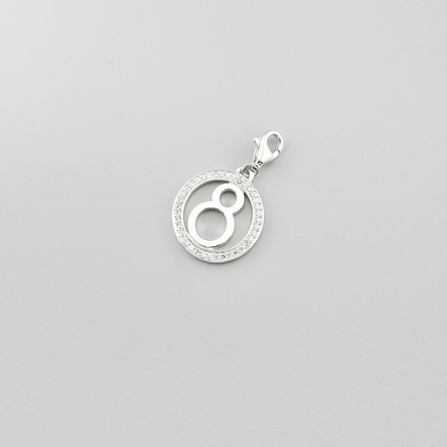 Srebrny charms z cyfrą osiem Thomas Sabo w okrągłej ramie ozdobionej cyrkoniami