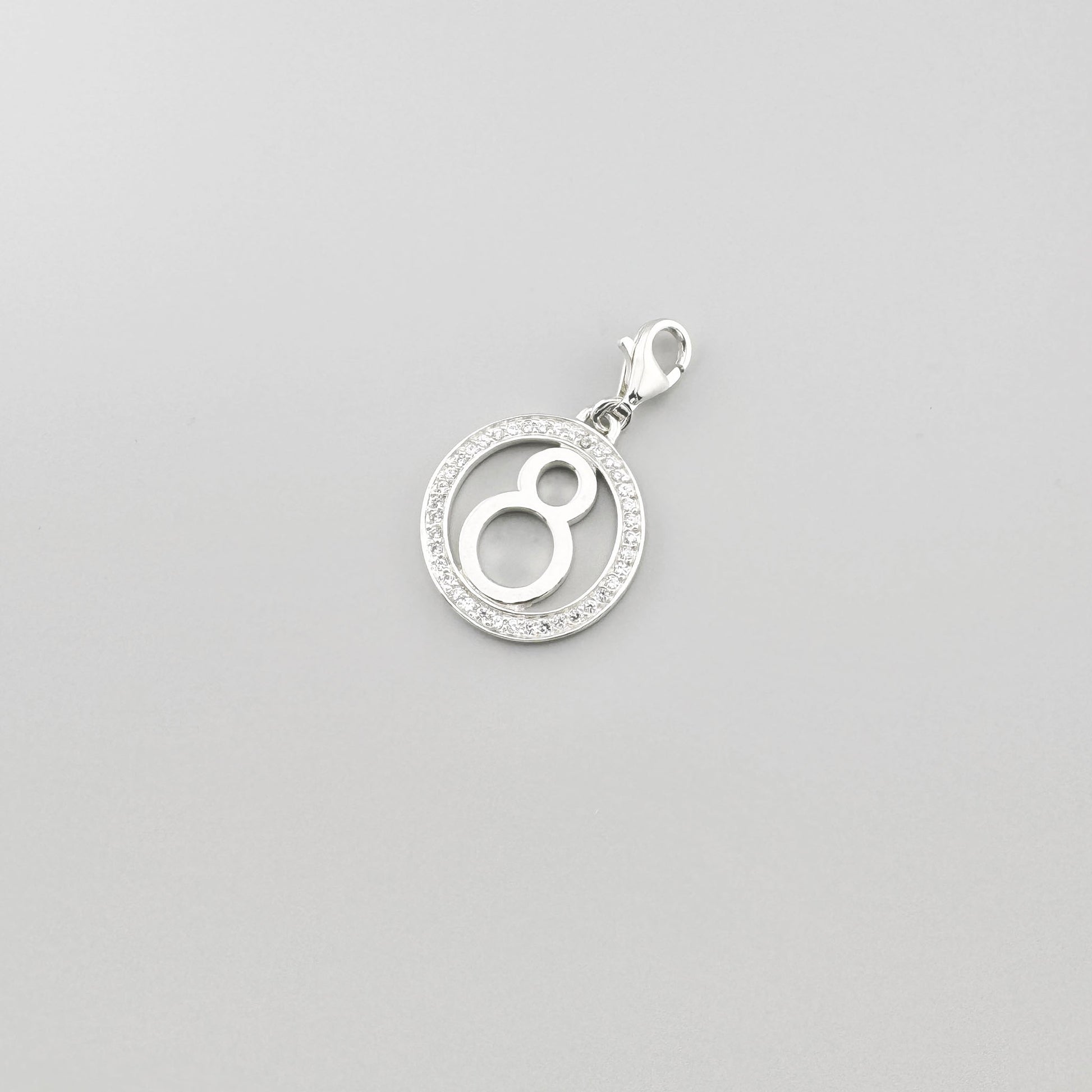 Srebrny charms z cyfrą osiem Thomas Sabo w okrągłej ramie ozdobionej cyrkoniami