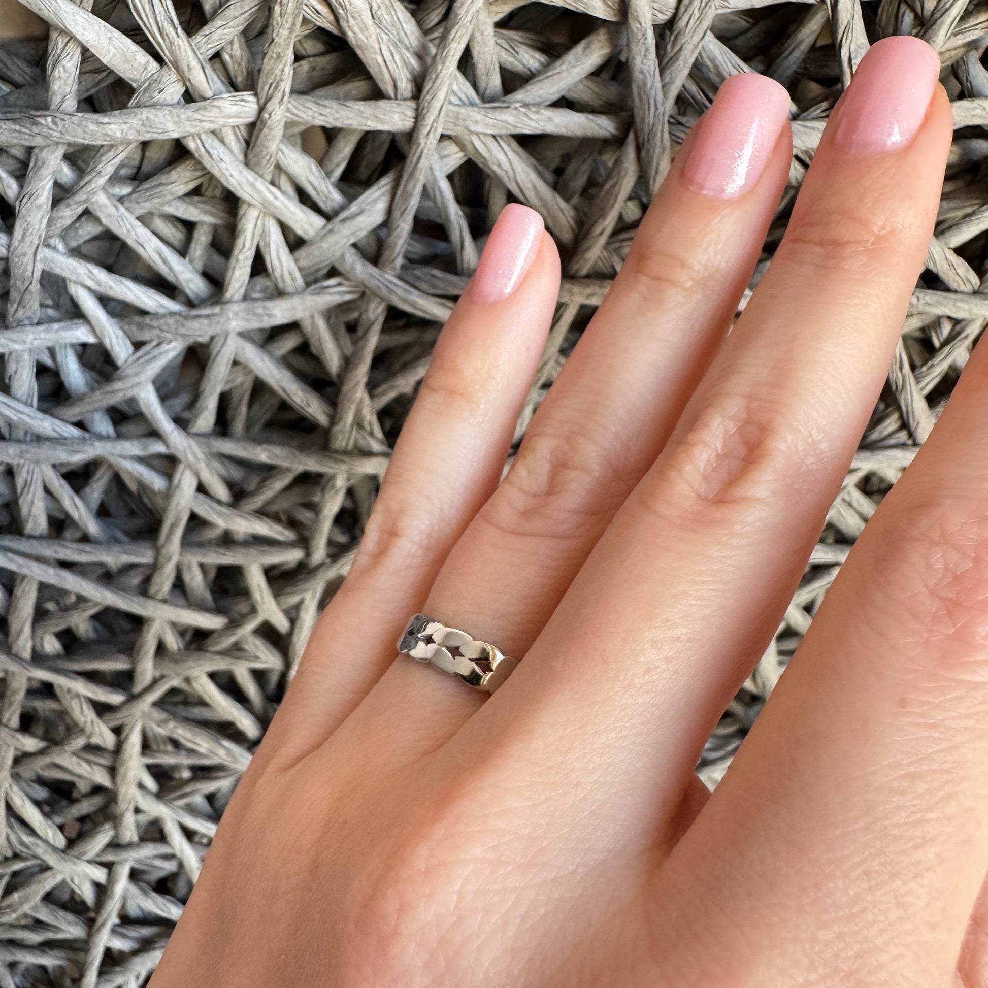 Bague argentée réglable avec motif ajouré et finition brillante
