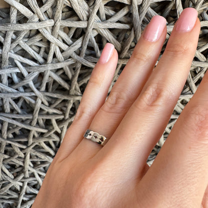 Bague argentée réglable avec motif ajouré et finition brillante
