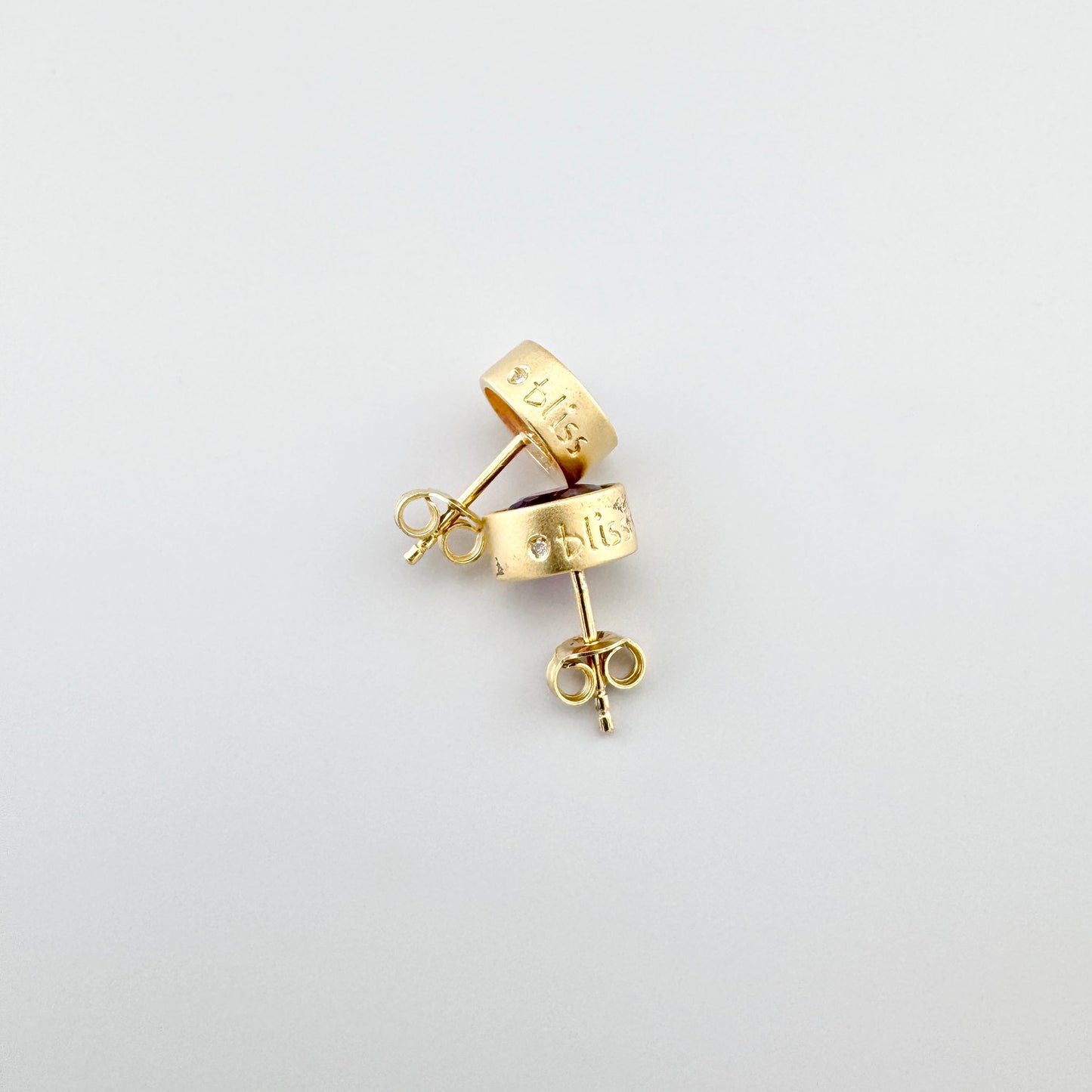 Boucles d’oreilles en argent avec quartz violet vues de l’arrière