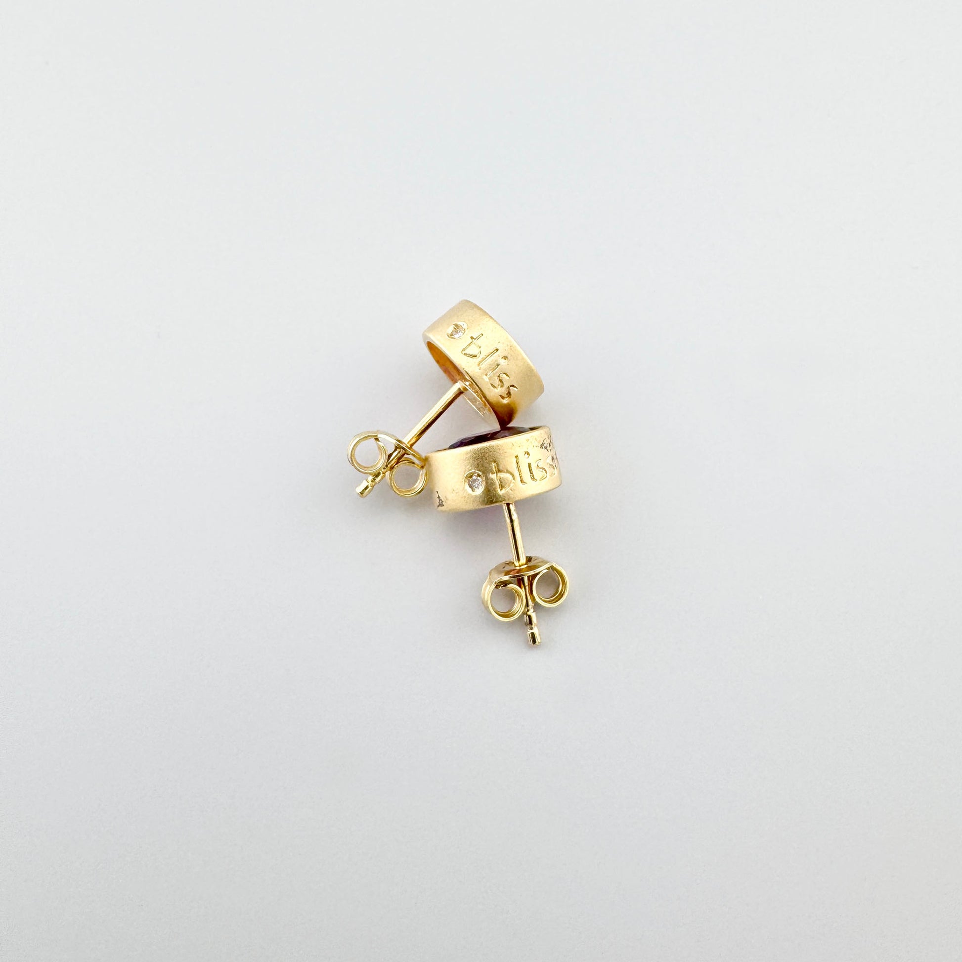 Boucles d’oreilles en argent avec quartz violet vues de l’arrière