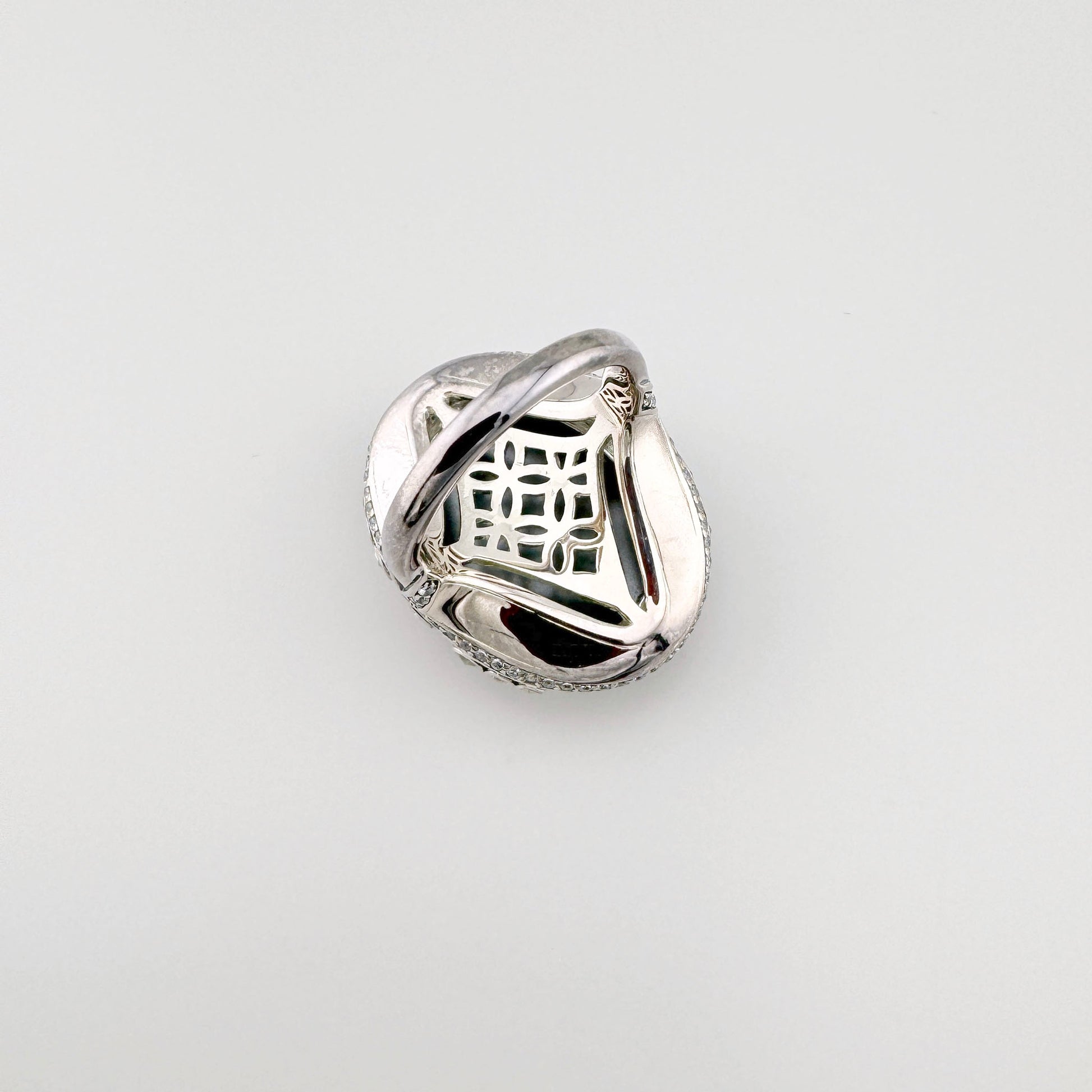 Bague Thomas Sabo en argent vue de dessous avec monture ajourée et détails sculptés