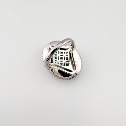 Bague Thomas Sabo en argent vue de dessous avec monture ajourée et détails sculptés