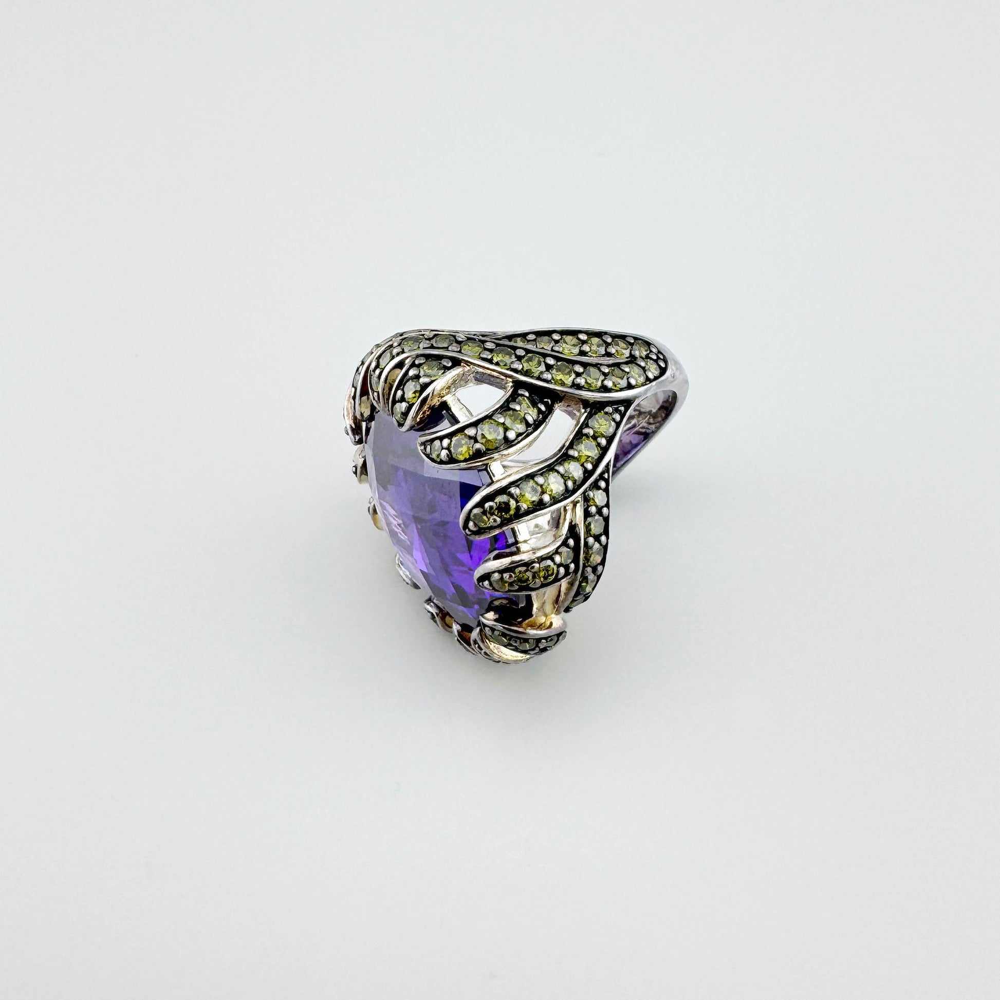 Silberring von Thomas Sabo mit violettem Zirkonia-Stein und ornamentaler Fassung