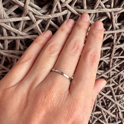 Bague argentée minimaliste Universe portée à la main avec ligne fine et épurée