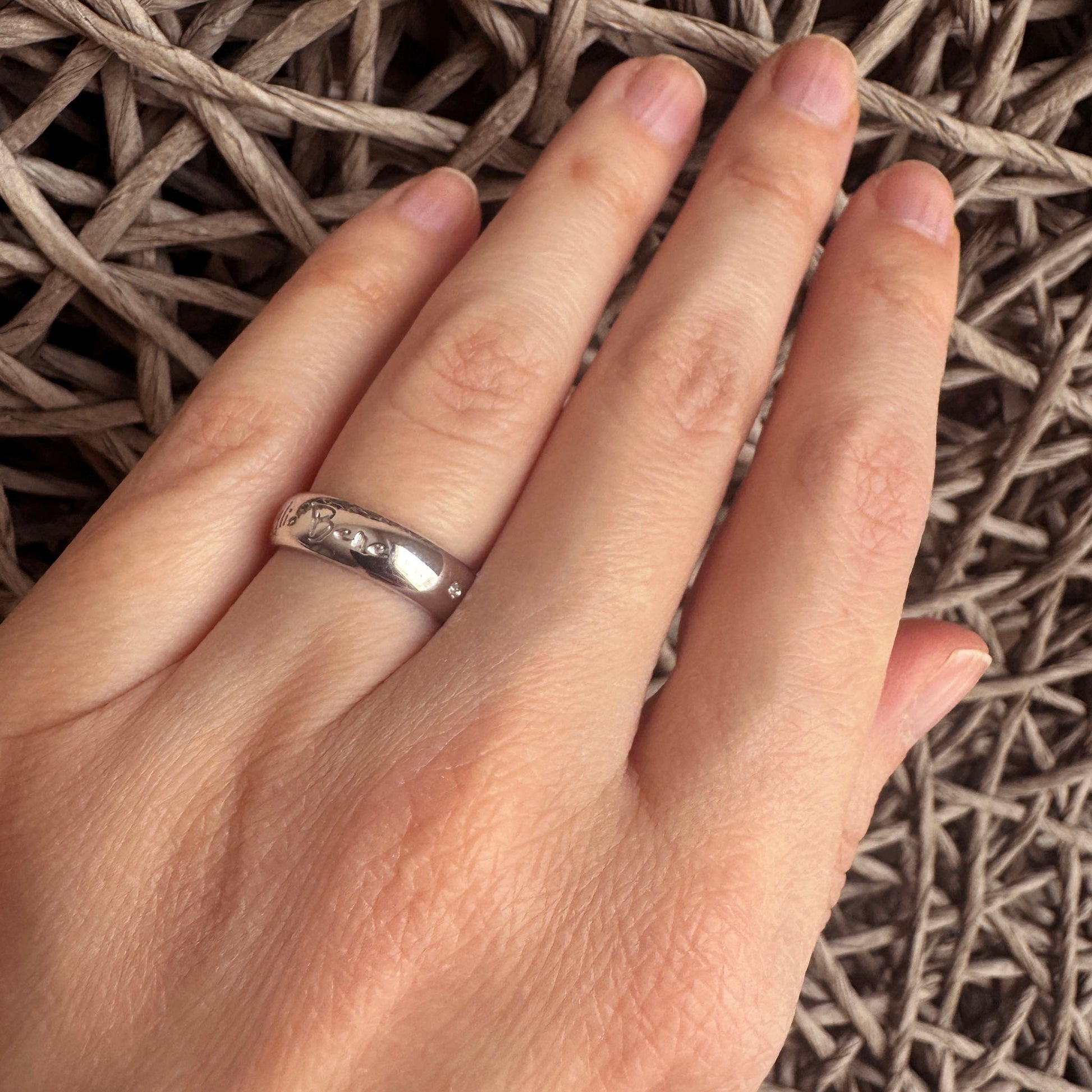 Silver ring Bliss Gioielli worn on the hand with a polished surface and engraved detail