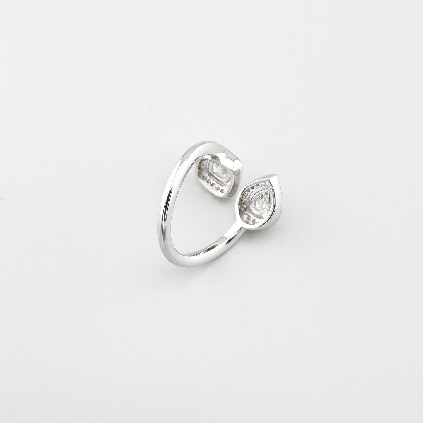 Bague en argent Bliss double goutte sertie de zircones, éclat délicat et silhouette épurée