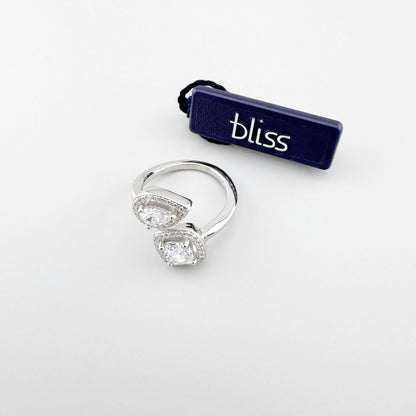 Srebrny pierścionek Bliss z podwójną łezką i cyrkoniami, subtelny blask w eleganckim stylu