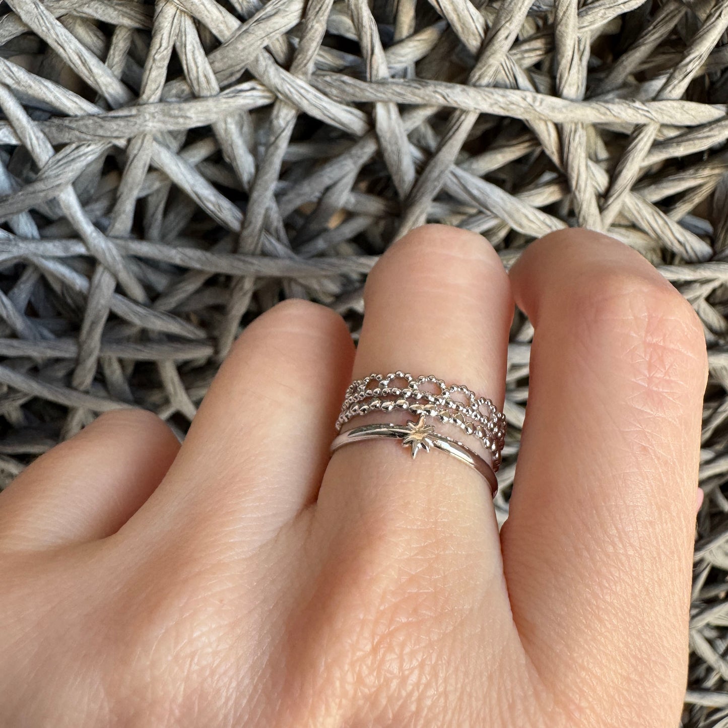 Bague triple IRL argentée avec étoile vue en détail sur la main